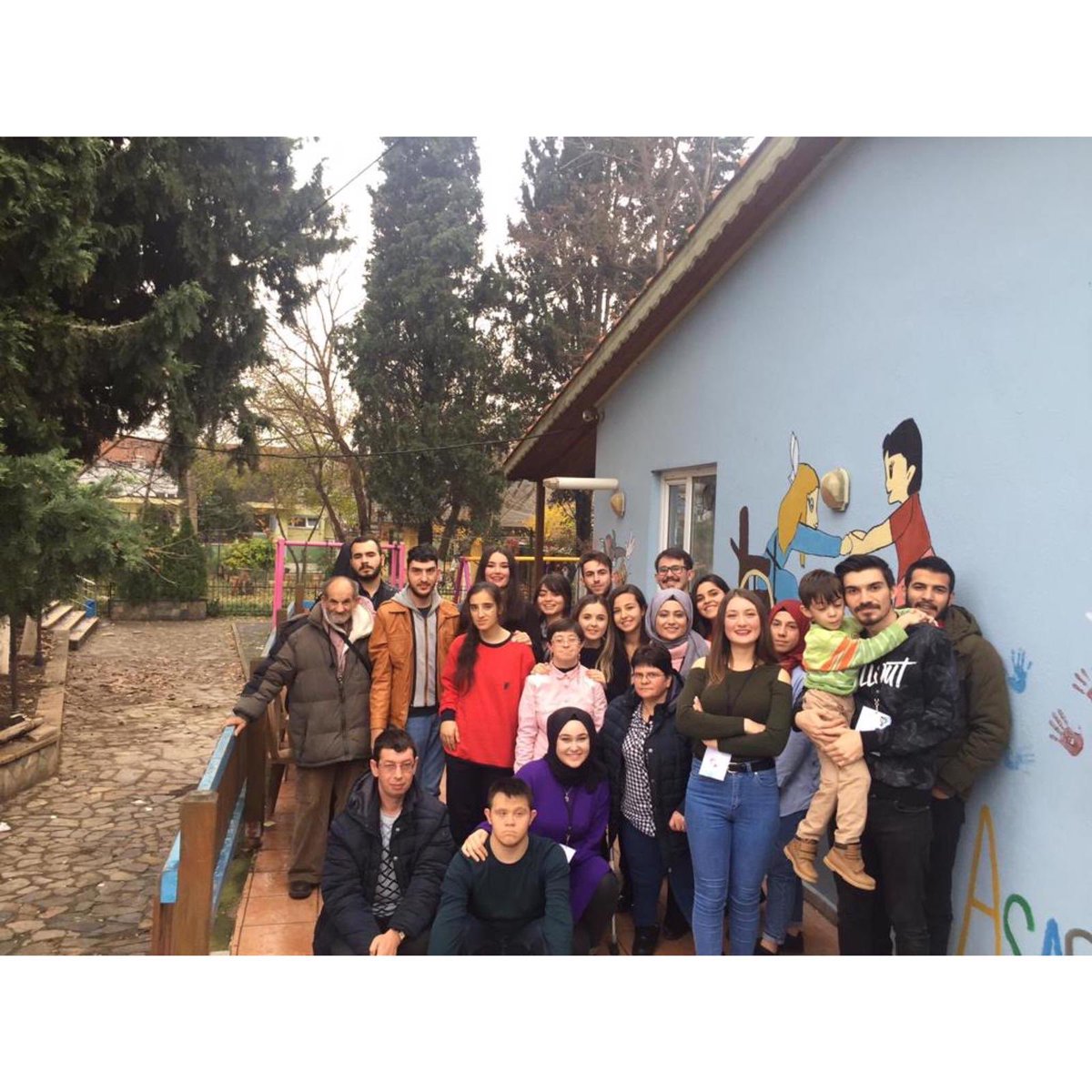 Comu_Yiet's tweet photo. Yaşam İçin El Ele ailesi olarak bugün Engelliler Derneğindeki arkadaşlarımızla bir araya gelerek birlikte çok güzel vakit geçirdik.Sevginin aşamayacağı hiç bir engel yok.Sevelim.Birlikteyken çok güzeliz 🌸🎈
#yaşamiçineleletopluluğu
#yietailesi
#engellilerderneği https://t.co/RJF9QXdW4G