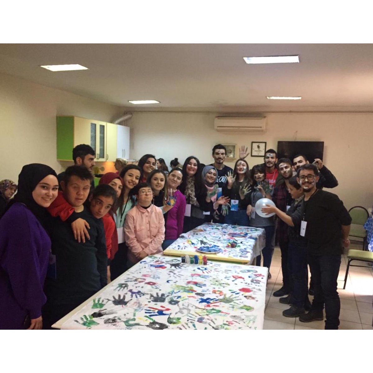 Yaşam İçin El Ele ailesi olarak bugün Engelliler Derneğindeki arkadaşlarımızla bir araya gelerek birlikte çok güzel vakit geçirdik.Sevginin aşamayacağı hiç bir engel yok.Sevelim.Birlikteyken çok güzeliz 🌸🎈
#yaşamiçineleletopluluğu
#yietailesi
#engellilerderneği