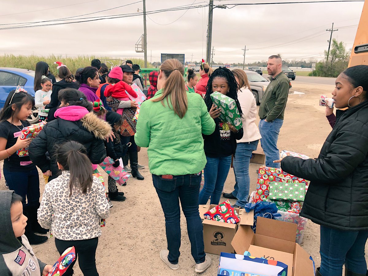 ElementaryLake's tweet photo. ‘‘Tis the season of giving! Toy give away at Shady Nook Community. A special thank you to everyone who made this possible and a huge thank you to @Stjohnsupe for providing transportation! We are The Pelicans! #powerofyou 💙💛 @sdchauvin @twashington1913 @s_lathers @sparker985 https://t.co/UK6OBbyX9G