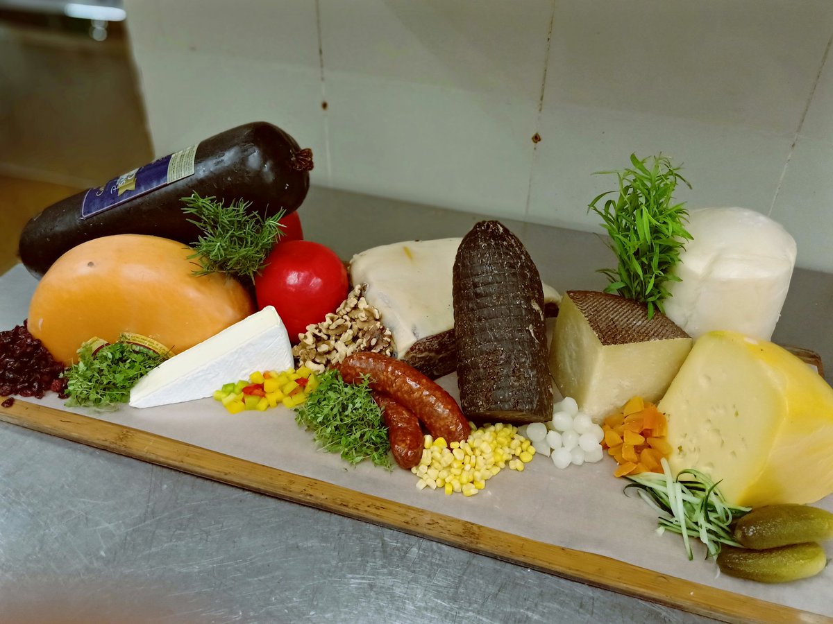 iamEmieRhyne's tweet photo. Cheeses &amp; Cold Cuts Display for Spectrum Sunday Brunch!

#chef #commis3 https://t.co/bkxg4KM2Ch