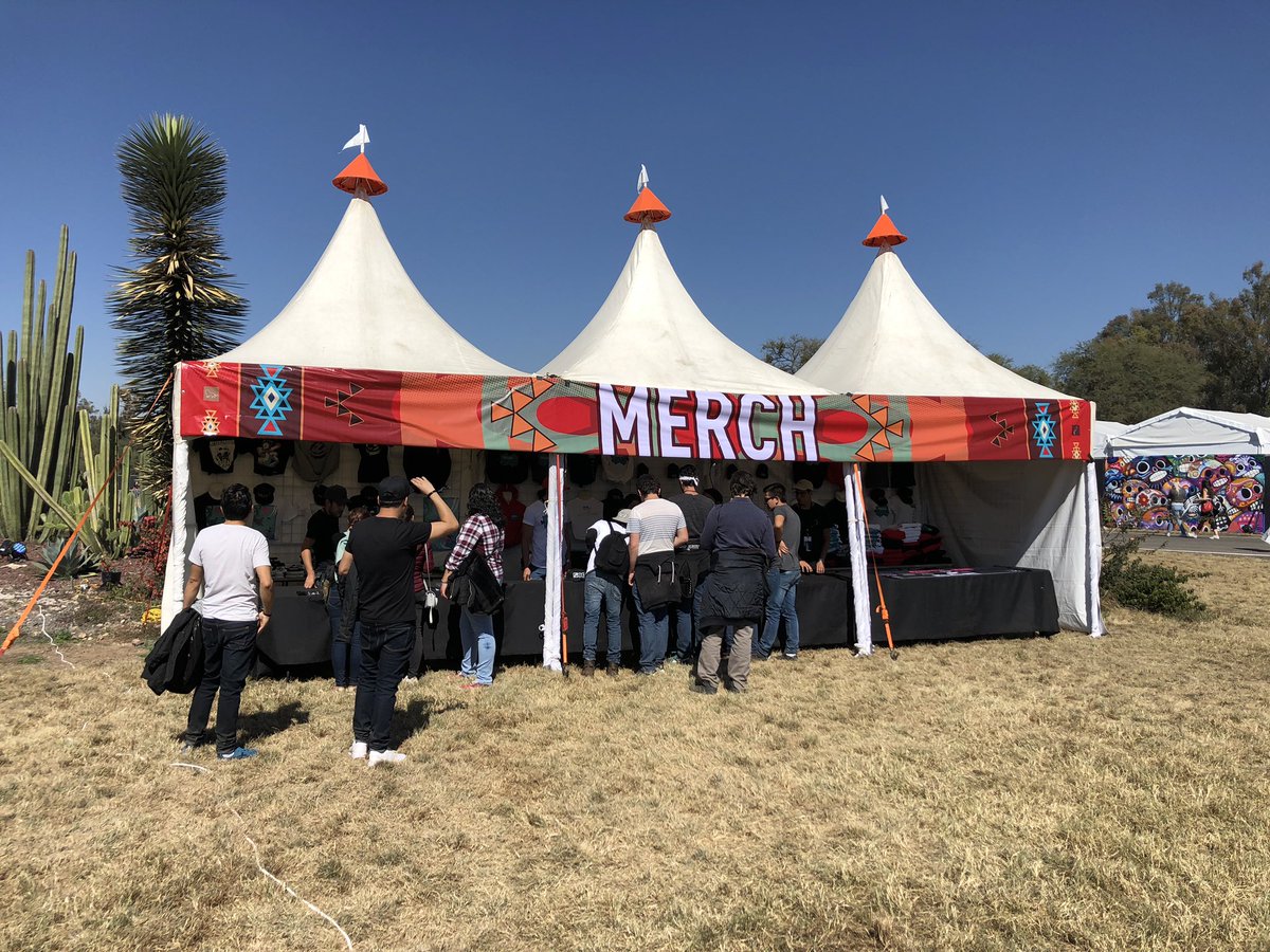 PrimarioMerch's tweet photo. Si vienen al @TecateBajio no olviden pasar por el merch oficial del festival y de su Banda favorita! #PrimarioMerch https://t.co/ppTuc1YwID
