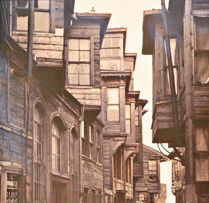Her akşam camlarında yangın çıkan Üsküdar, 
Perili ahşap konak, koca bir şehir kadar...
Bir ses, bilemem tanbur gibi mi ud gibi mi ?
Cumbalı odalarda inletir “Kâtibim”i