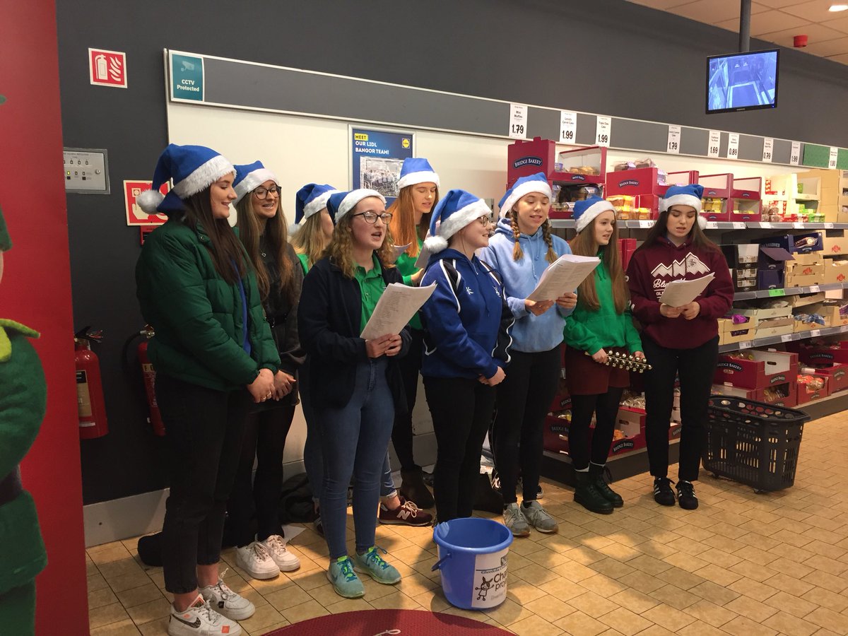 gcswardhouse's tweet photo. Thank you to everyone who came down to Lidl today to bring some Christmas cheer while raising money for our sponsored child in Ugandaππ @glenlolaenglish #WardArmy #GreenQueens https://t.co/mMTLnUrtBJ