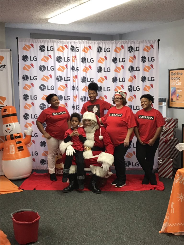 acseekell's tweet photo. Santa’s bringing a crowd! Come by for some giveaways, goodies and of course unbeatable offers! @airpage2001 @AmySova2 @doyourjobamy @ryanway23 @tonywagner29 @marcecosteve @MarcecoLesly @MarcecoMike @marcecojosh @Kim_Marceco https://t.co/6OiMM29N1Z