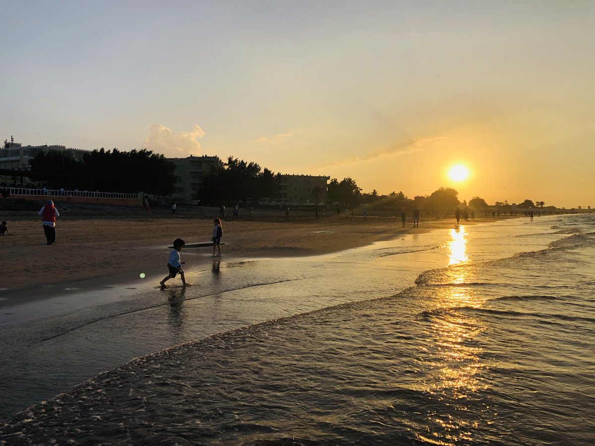 khanal79's tweet photo. Sunset has its own meaning of strength and vitality but can lead you to sadness of being lost #SaturdayThoughts #Sunset #Muscatbeach https://t.co/SF3ImKBNzx