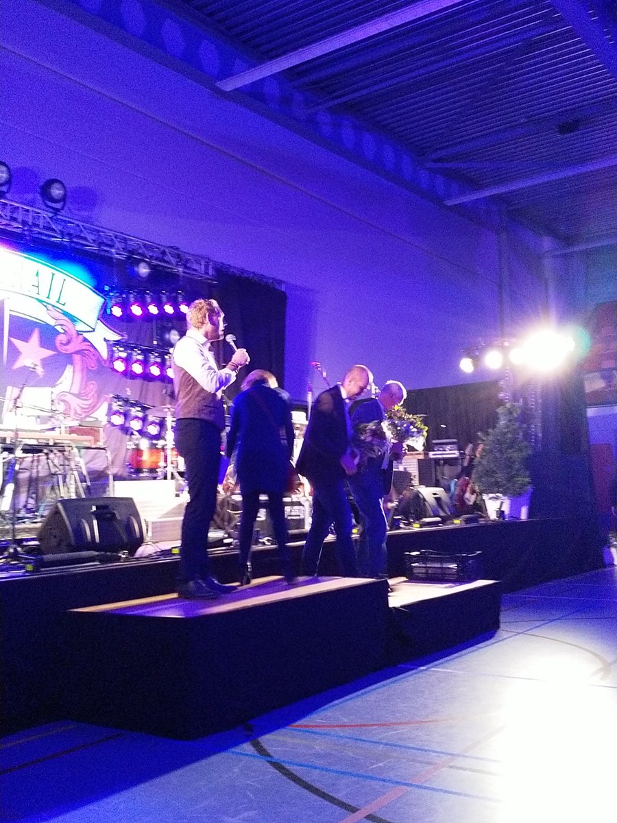 Vader en zoon Tiekstra worden in de bloemetjes gezet voor het organiseren van #adieuEemsmond