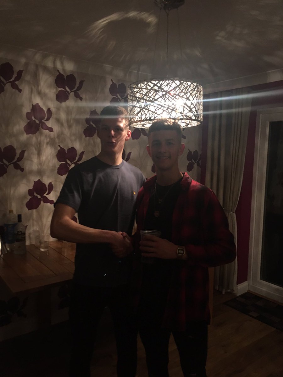 MuffinTopsFc's tweet photo. Delighted to Announce our prolific Striker and gyal-pulling mastermind @Ali_Murrray has been offered a new contract and has signed. Made the gaffer @AlfieBloomer very happy tonight. Onto sundays game we go. #UpTheMuff https://t.co/2VER3q47j6
