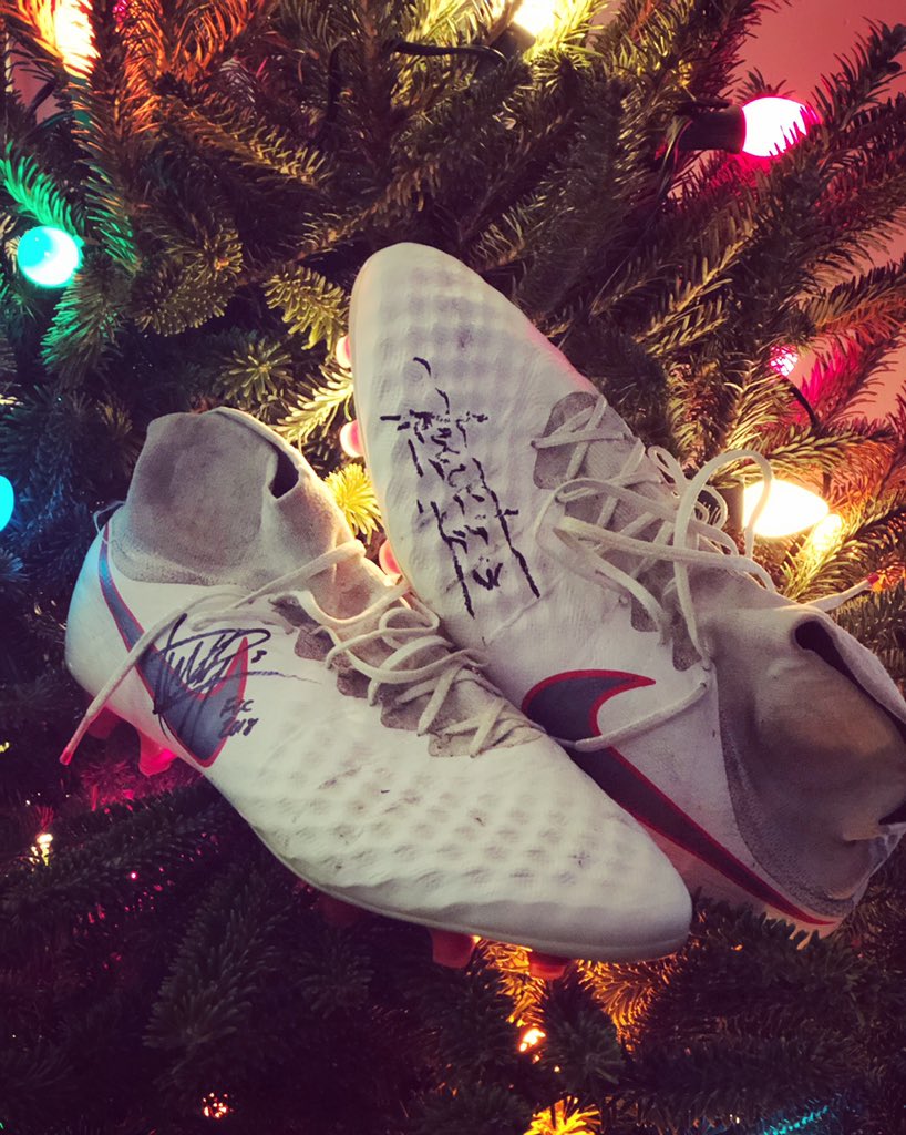 folasso's tweet photo. 🚨 GIVEAWAY 🚨

It’s the season of giving! For a chance to win these signed boots from last season, all you have to do is 1) RT this post 2) follow me @folasso &amp; 3) give a helping hand to someone else! 

Winner will be chosen at random on Dec. 25th https://t.co/LNEmKCxS1K