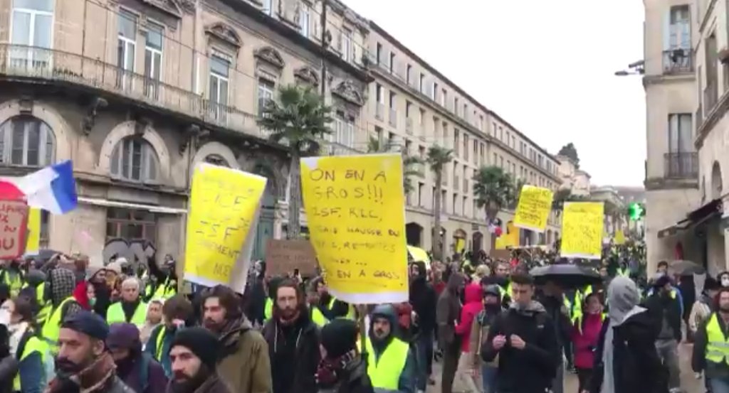 magdalakoff's tweet photo. Montpellier hier, Montpellier aujourd'hui.
#DrapeauxRouges #GiletsJaunes
(photos @GazetteLive34) https://t.co/UAlMmA1dbR