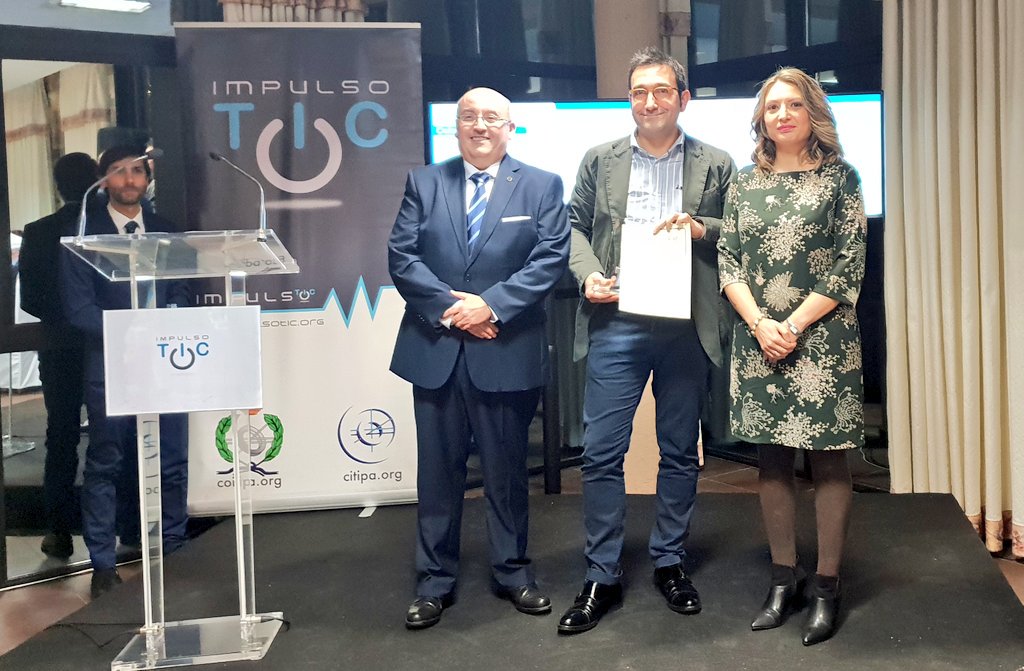 citipa's tweet photo. Premio @impulsotic 2018 por su dedicación profesional fue para @blancomanuel, Director General de @divisadero. ¡Enhorabuena! 
Entregaron premio @aurora_barrero decana de @citipa y @jgfanjul decano de @coiipa #PiTIC18 #SiTIC18 https://t.co/dDytMOEXbV