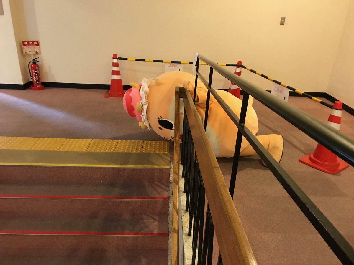 下に誰もいないかこっそり確認中ですっ☆かくれんぼですっ☆ 転載元　<a href="/love2chiitan/">ちぃたん☆</a>