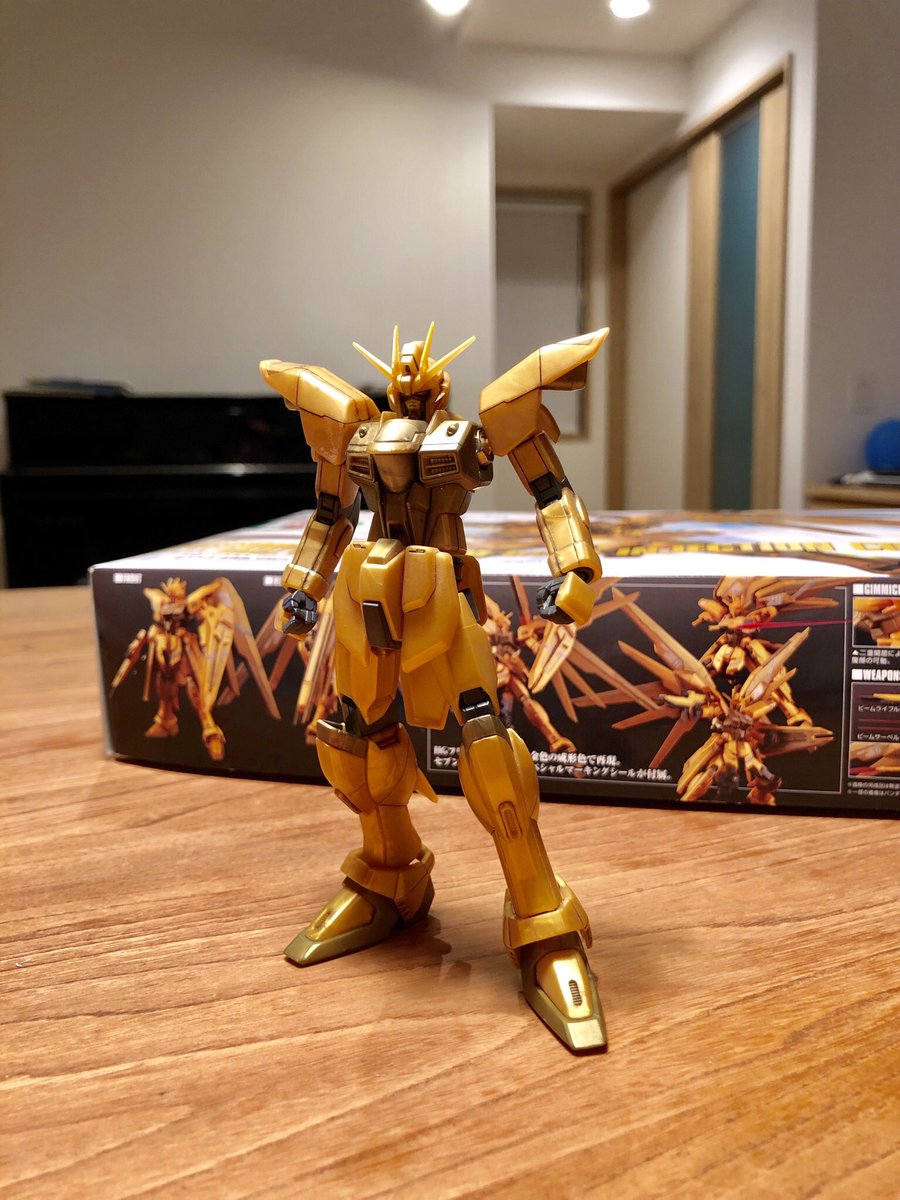 しとつ とにかく表面のやすりがけを頑張ってます 600 1000 10 1500 激落ちくん 左足 腰組み立てに3時間かかった ガンプラ やすりがけ