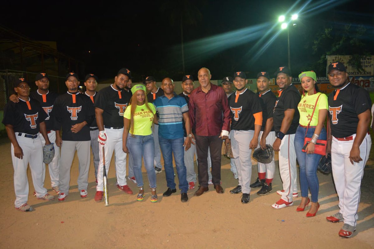 JuanPerezSDO's tweet photo. [AHORA] 

Como siempre ha sido nuestro rol, apoyar el deporte en #SDO. Esta vez en honor a nuestro amigo de infancia Tomás Hernández, en la inauguración del primer torneo "Copa Navideña" en el play de softball de Los Paragüitas. 

¡Siempre apoyando el deporte!

#ProyectoJPalcalde https://t.co/SZi44nsbKv