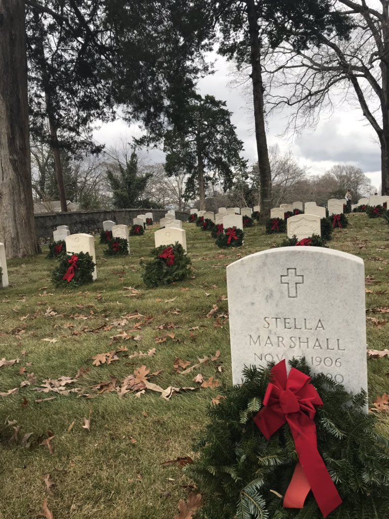 Pizzuti22's tweet photo. What a nice way to honor! #WreathsAcrossAmerica https://t.co/wy1ESv8KRX