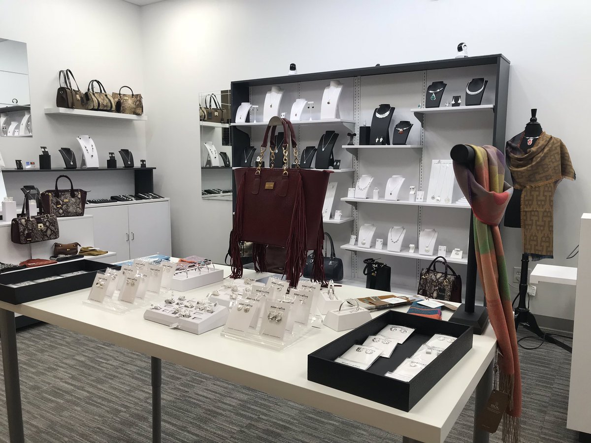 lourdes_asenet's tweet photo. .@NineTwoFiveBQ Congratulations on your new store at @BallstonQuarter! Beautiful jewelry and unique accessories in #ArlingtonVA cc: @BizLaunchenEsp @AEDBizLaunch https://t.co/PJ19tv1hBz