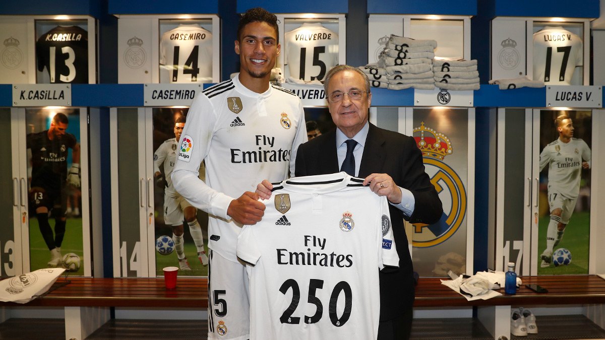 Varane, posando junto a Florentino Pérez.