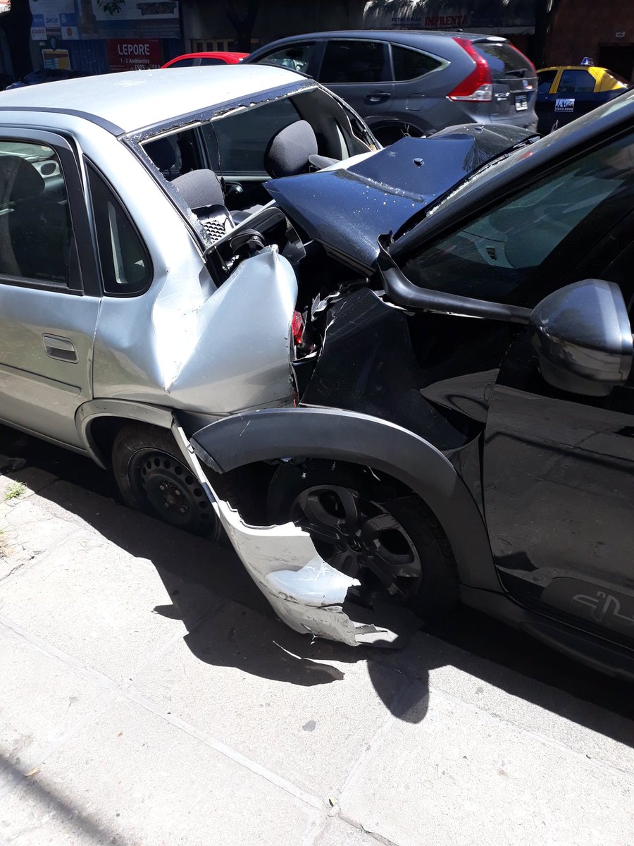 CupidReload's tweet photo. Siniestro sábado 2 AM. Así quedó mi coche (el grís) https://t.co/mhzv88Mk8N