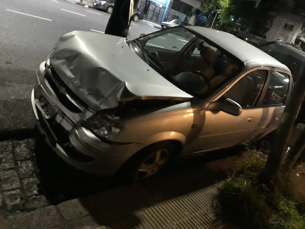 CupidReload's tweet photo. Siniestro sábado 2 AM. Así quedó mi coche (el grís) https://t.co/mhzv88Mk8N