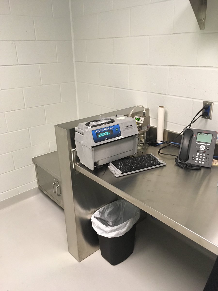 8Nrps's tweet photo. The decision to drive impaired by alcohol or drugs will lead to @NiagRegPolice cells. Please keep the #HolidaySeason festive and happy #DriveSober #SafeWayHome #DriveSafe. https://t.co/UUBJ01I3RO