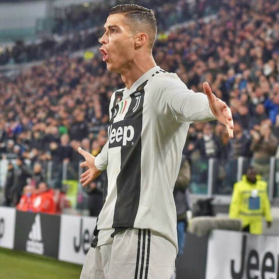 InvictosSomos's tweet photo. ➔ NADIE ha marcado más goles (11) que él en la presente Serie A. 
➔ NINGÚN jugador de la Juventus lleva más goles (12) que él en la presente temporada. 
➔ NINGÚN jugador de la Juventus lleva más asistencias (7) que él en la presente temporada. 

SIMPLEMENTE CRISTIANO RONALDO. https://t.co/YyaAAxSEIU