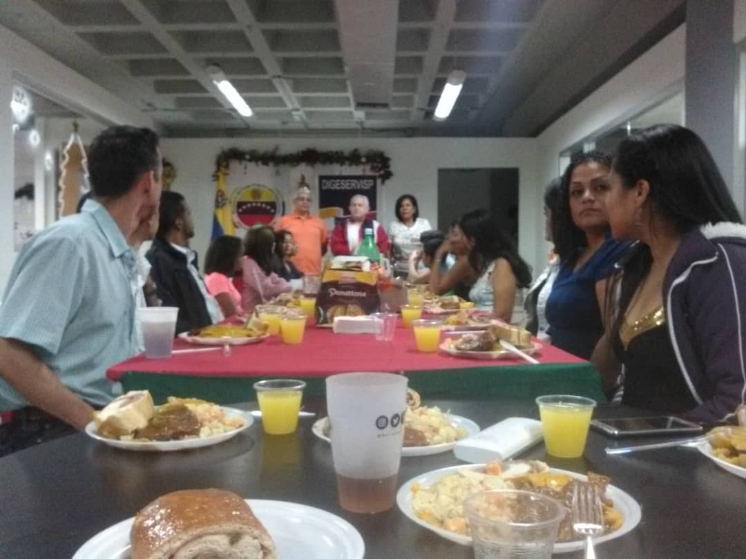 digeservisp's tweet photo. #Navidad2018 así comparte la familia #Digeservisp en su almuerzo navideño deseando que en todos los hogares venezolanos tengan pan cada día.. https://t.co/OjKKny95Dg