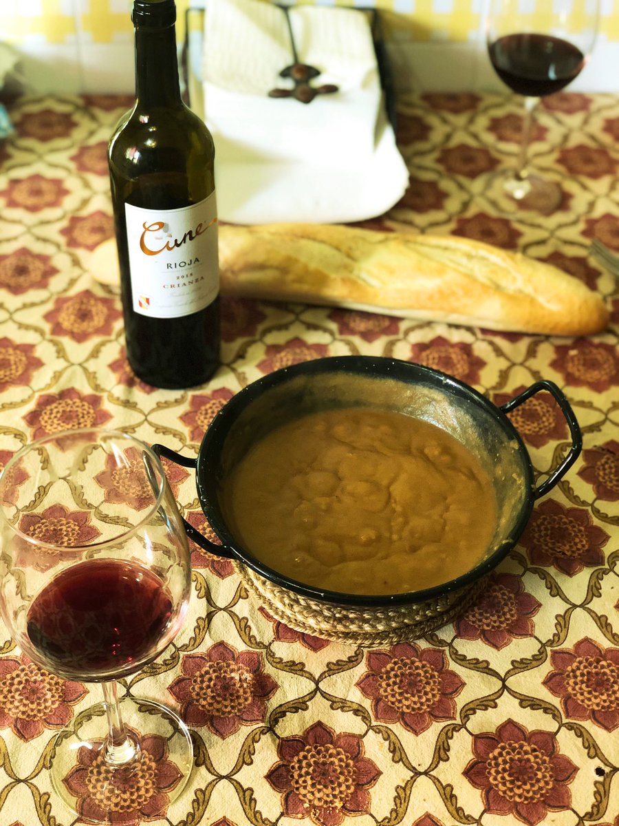 Después del día de campo 😋 para el frío 🥶 de La Mancha... unas ricas gachitas y un vinito ☺️
#caza #hunting #hunter #caccia #girlswhohunt #outdoors #chasse #mundorural