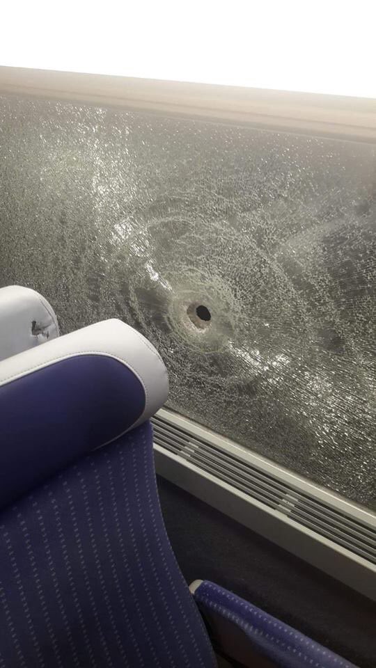 AnasseKazib's tweet photo. Chasseur vs TGV , le siège etait « heureusement » par une petite fille, un adulte aurait eu le crâne explosé https://t.co/Z57ZOwEpg9