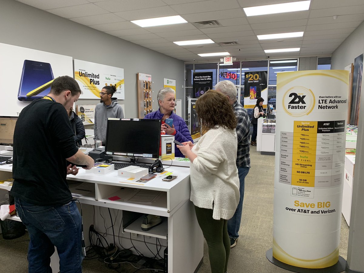 119 Bryant @Sprint by <a href="/fastwireless/">fastwireless</a> store is rocking and rolling on this #SST <a href="/jasonalim/">Jason Alim</a> <a href="/sgonyer12/">Stacey Gonyer</a> <a href="/KendallDuane/">Kendall Duane</a>