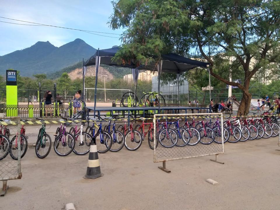 Olha a festa bonita que estamos preparando pra vocês neste domingo à partir das 9h, no campo da Via Light em Rio das Pedras. Papai Noel vai chegar de helicóptero. Muitas brincadeiras e distribuição de sorvetes e refrigerantes, além do sorteio de bicicletas
#VamosComTudo