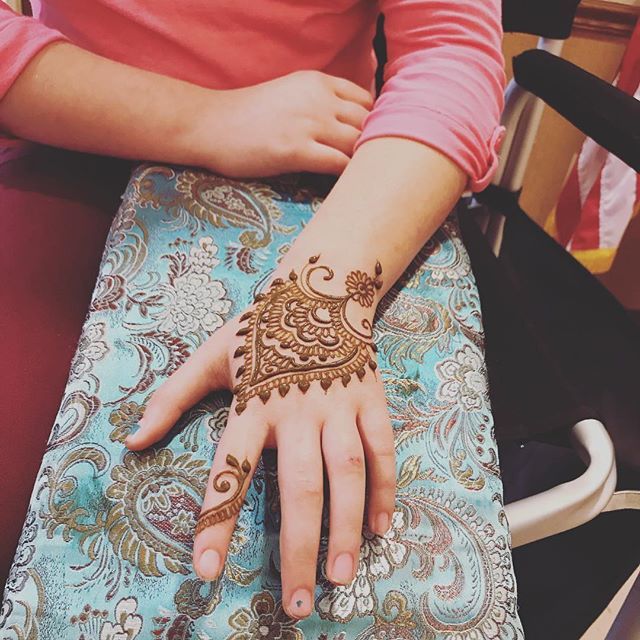 HennaMuse's tweet photo. I’m super excited about my fiber art these days but I haven’t given up #henna ! This design from the design book called Leaves by @sarahennaseattle It was a terrific day of working beside Santa! #hennamuse #realhenna #winterhenna https://t.co/FMxy7GDW4w