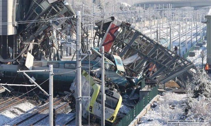 #UlaştırmaBakanıİstifa
Devlet yönetmek ciddi iştir. Vatandaşlarımız vergilerini yandaşlar zengin olsun, sizler saraylarda yaşayın bizler ölelim diye vermiyor. Daha kaç canımız gidecek!!
#UlaştırmaBakanıİstifa