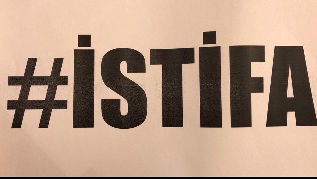 #UlaştırmaBakanıİstifa
- Gazeteci “Sinyalizasyon sistemi var mıydı?”

- Ulaştırma Bakanı:“Bu doğru bir soru değil!”

Yaptıkları ne kadar yanlış olursa olsun müthiş bir kibir, duyarsızlık ve arsızlık ile halka “doğru” olarak anlatılır.
Yanlışları halkın ölümüne neden olsa bile.