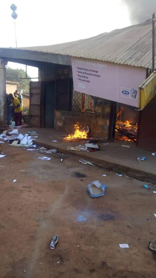CMRNewsAgency's tweet photo. Cameroon Soldiers have burned scores of stores and houses in Mankon, Bamenda, Saturday. 

Soldiers are gradually entering main Anglophone cities with main objective BURN all houses and stores. https://t.co/StGaD5KUkv