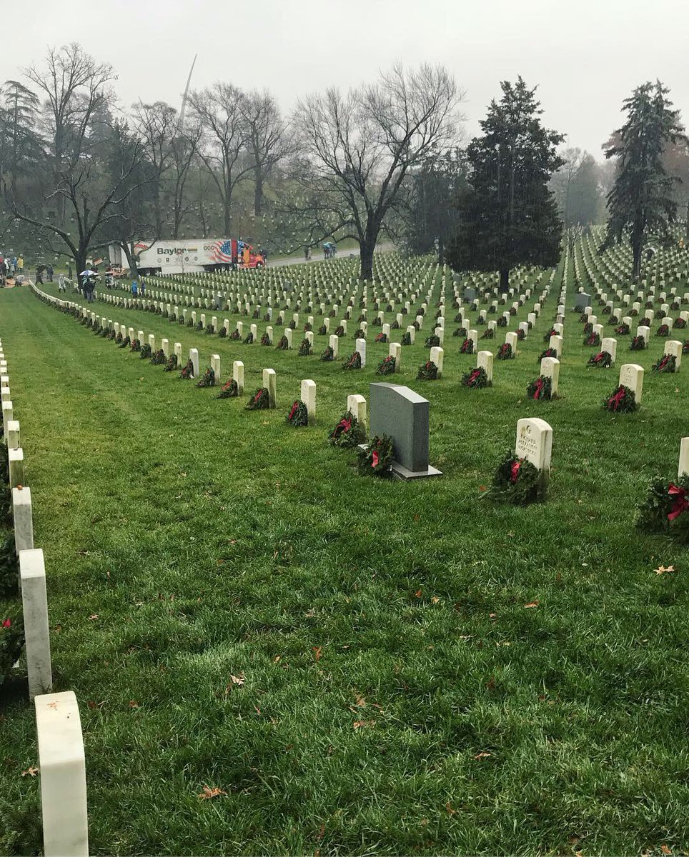 DrAshEdwards's tweet photo. What a PROUD day 🇺🇸🇺🇸 No matter where we were, my family volunteered their time for our Veterans and fallen soldiers. My twin &amp; I went to Arlington, my brother and his family were at their Army base in Missouri, and my dad laid wreaths at Seven Pines! #WreathsAcrossAmerica https://t.co/tsJbaDq4hw