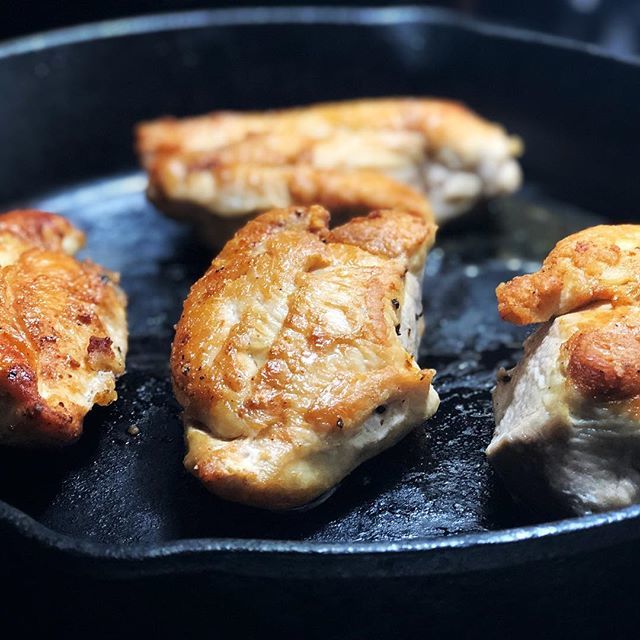 BrotherCupboard's tweet photo. Nothing beats a a crisp golden sear when serving chicken! Season generously with salt and pepper then sear in a HOT skillet 4 minutes and 30 seconds a side finish in a 350 degree oven while preparing your side dish! #friedchicken #chicken #food #foodie #… https://t.co/WZoJO5rMEb https://t.co/kmQChbbWmf