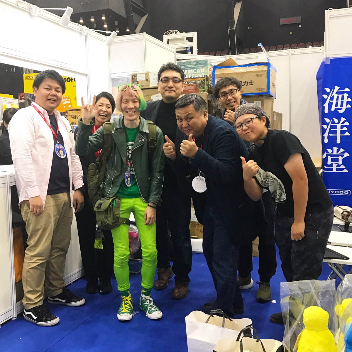 harikenjp's tweet photo. 【 #toysoul2018 】
パワフルな #宮脇センム はじめ、チーム #海洋堂❗️明るく楽しく素晴らし〜😺長居してしまいました(笑)🐢小林さん、皆さん、ありがとう😊
https://t.co/CuGpSo9vWO
#hariken #宮脇修一 #store #shop #toysouhk #hongkong #tokyo #event #toyshow #香港 #starhall #kitec https://t.co/vTBoz4jqXI
