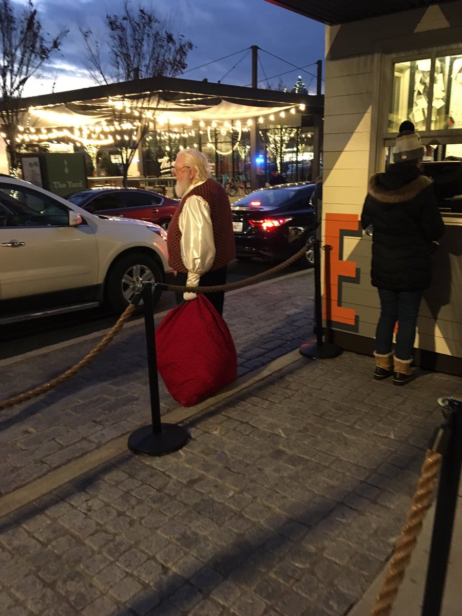 BobSacaman09's tweet image. Tough getting that Sleigh 🛷 from Valet! @RiggsBarstool @barstoolsports @stoolpresidente #barstoolsports #santaproblems