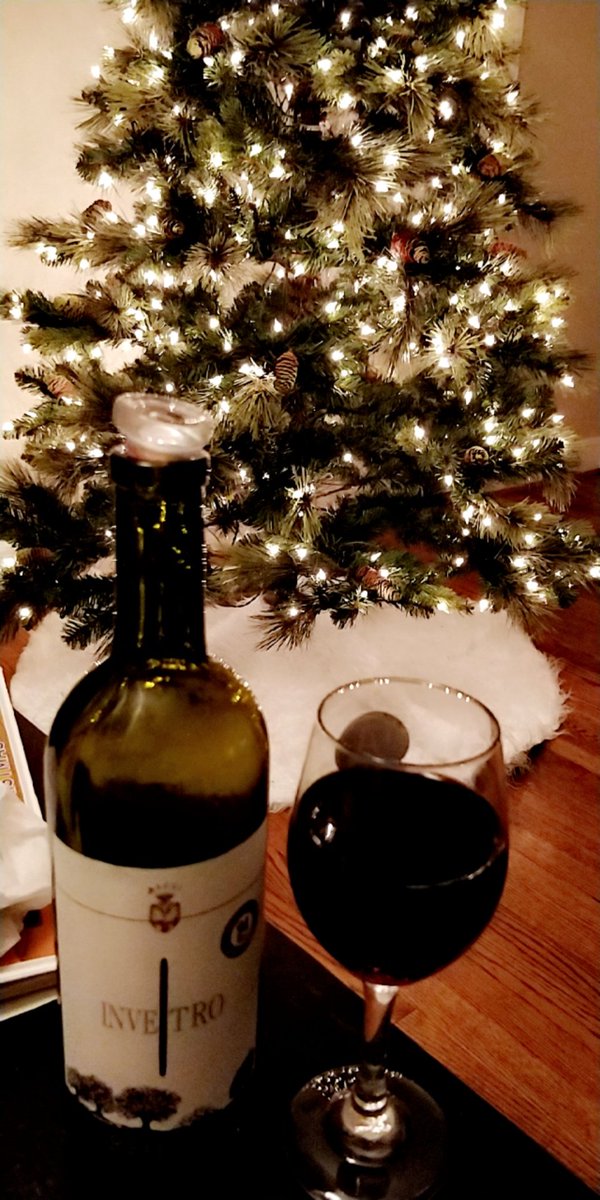 AngelaL8200's tweet photo. New wine. Netflix. Christmas Lights. 😍🍷🍾🎄
Happy Saturday!! https://t.co/L0qh2Sq1oS