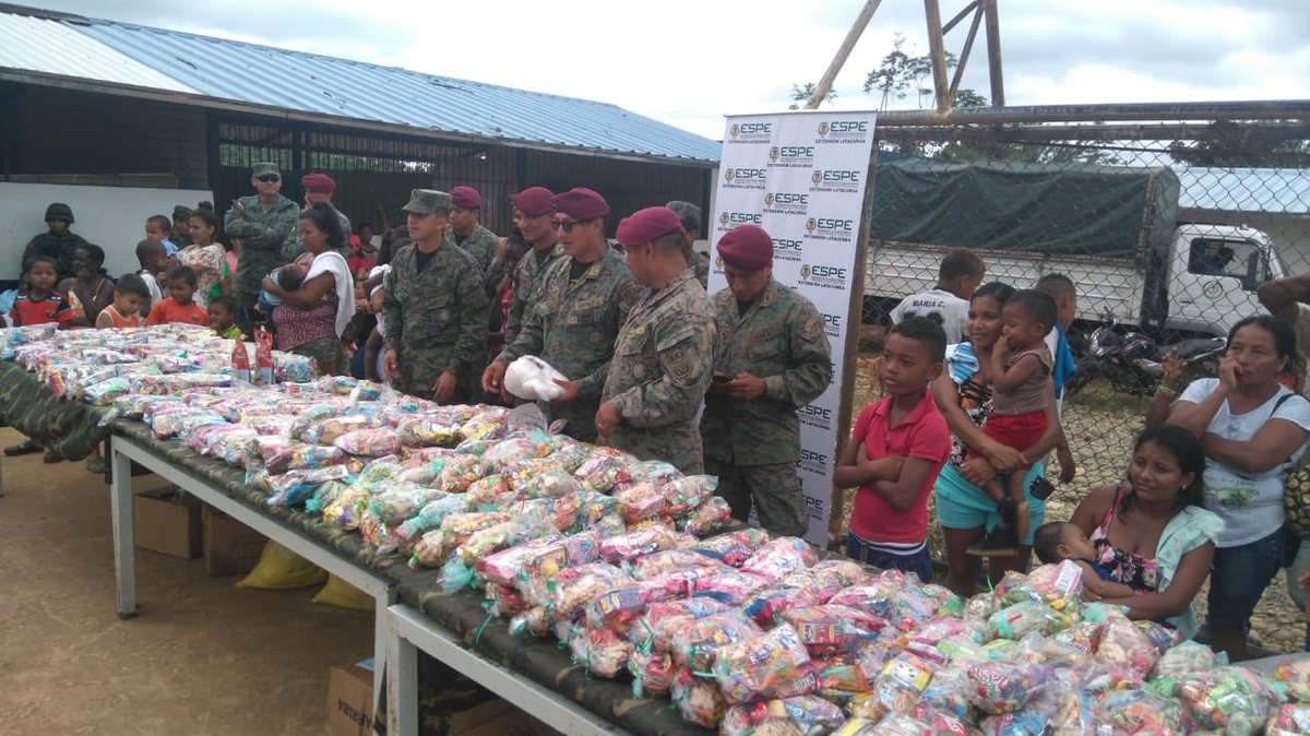 ESPE_LTGA's tweet photo. El servicio a la comunidad es un pilar fundamenta para @espeu_el @ESPEU Fuerza de Tarea Conjunta Esmeraldas @FFAAECUADOR @ScoutsEcuador, caravana Navidad 2018 se encuentra en San Lorenzo y Mataje entregado: víveres, caramelos y ropa a las niñ@s de la frontera norte. #YoSoyESPE https://t.co/He5EsMDDvY