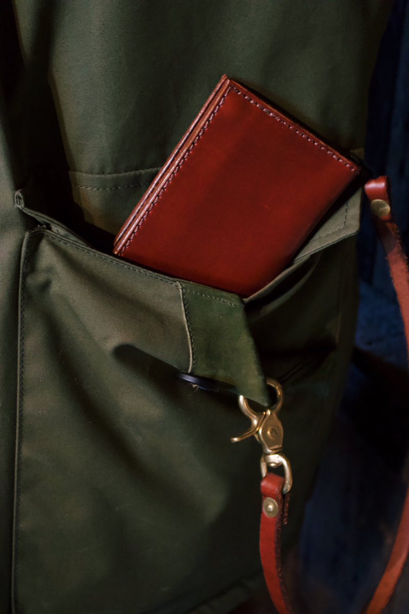 thruxlawrence's tweet photo. Never loose your wallet again with our Builders Billfold. Clip on the leather tether, slide the wallet into your jacket or pants and you are good to go https://t.co/LTkAJ6MBu4