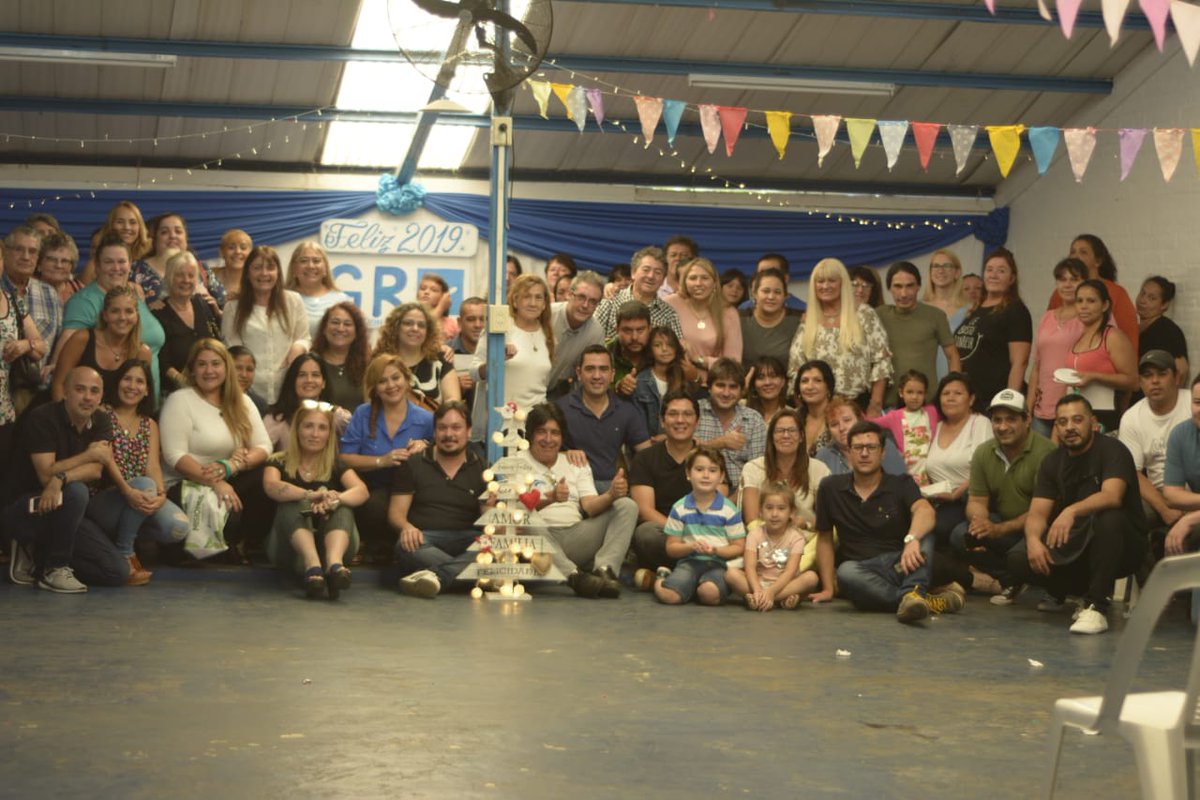 generenovadora's tweet photo. #SiempreJuntos
Nos reunimos para compartir y celebrar todas las metas alcanzadas este año, pensando también  en los grandes desafíos que traerá el 2019, preparados para trabajar #Juntos y #CercadelaGente .

Queremos desearles a todos ¡Muy felices fiestas! 🎄🎅❤🎆🎇

#GR #MoReVi https://t.co/bSs3rppEry