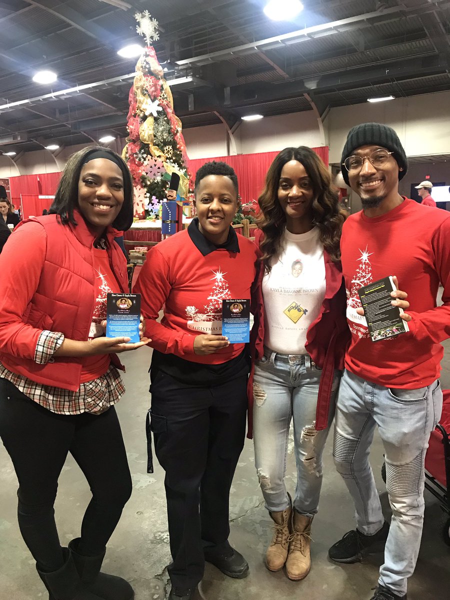 sd4kbbikesafety's tweet photo. Volunteering🤝🤗#ChristmasinthePark #SMWrightFoundation #slowdown4kaylabrown #sd4kbbikesafety #SD4KB🦋 @This_IsReed @IamOfficer_T https://t.co/gHvvzVvf5H