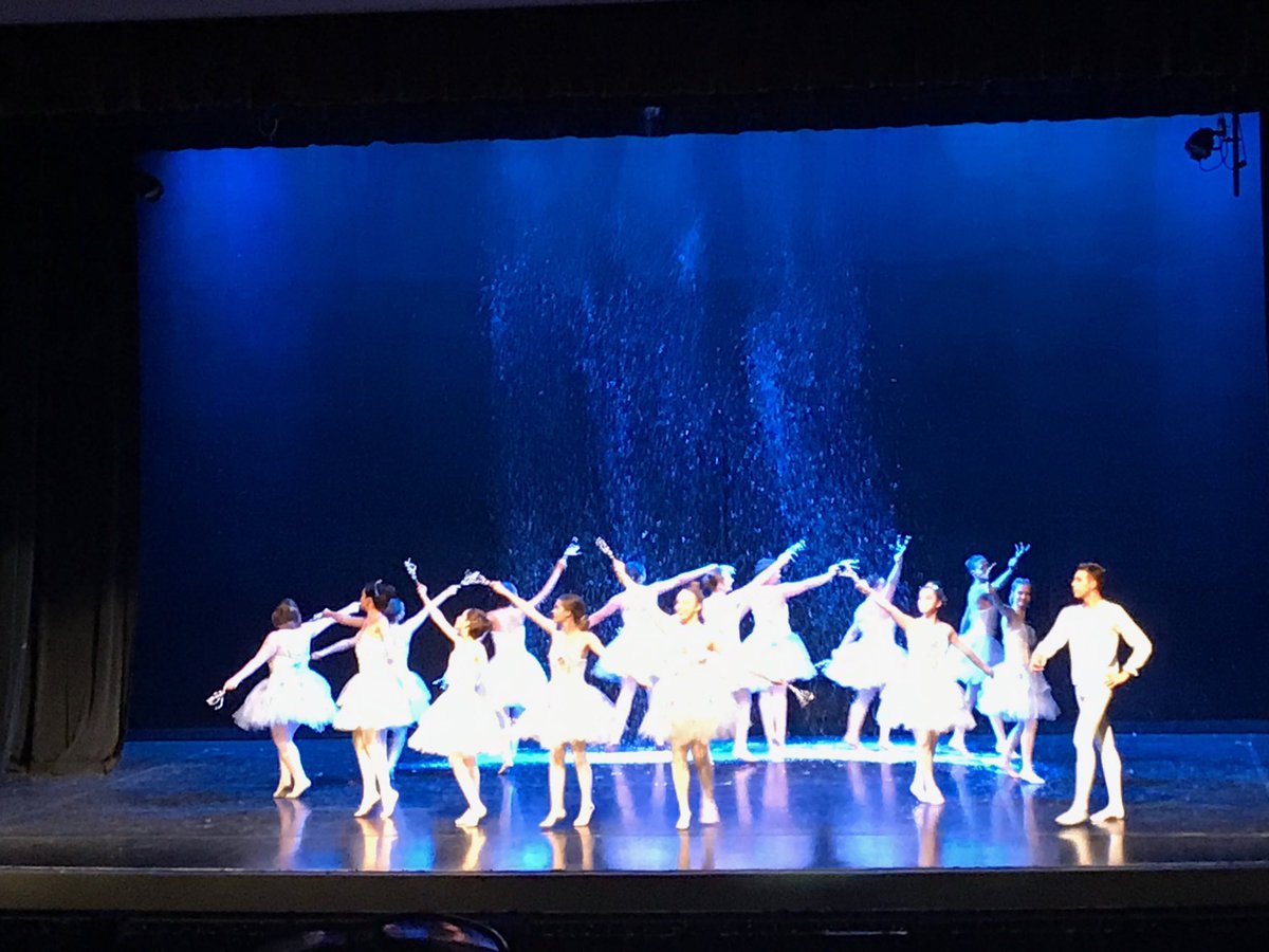 JerryLBlock's tweet image. It’s snowing ⁦@santasuhigh⁩ ! Come see Quantum our fall dance concert tonight at 7 pm.
