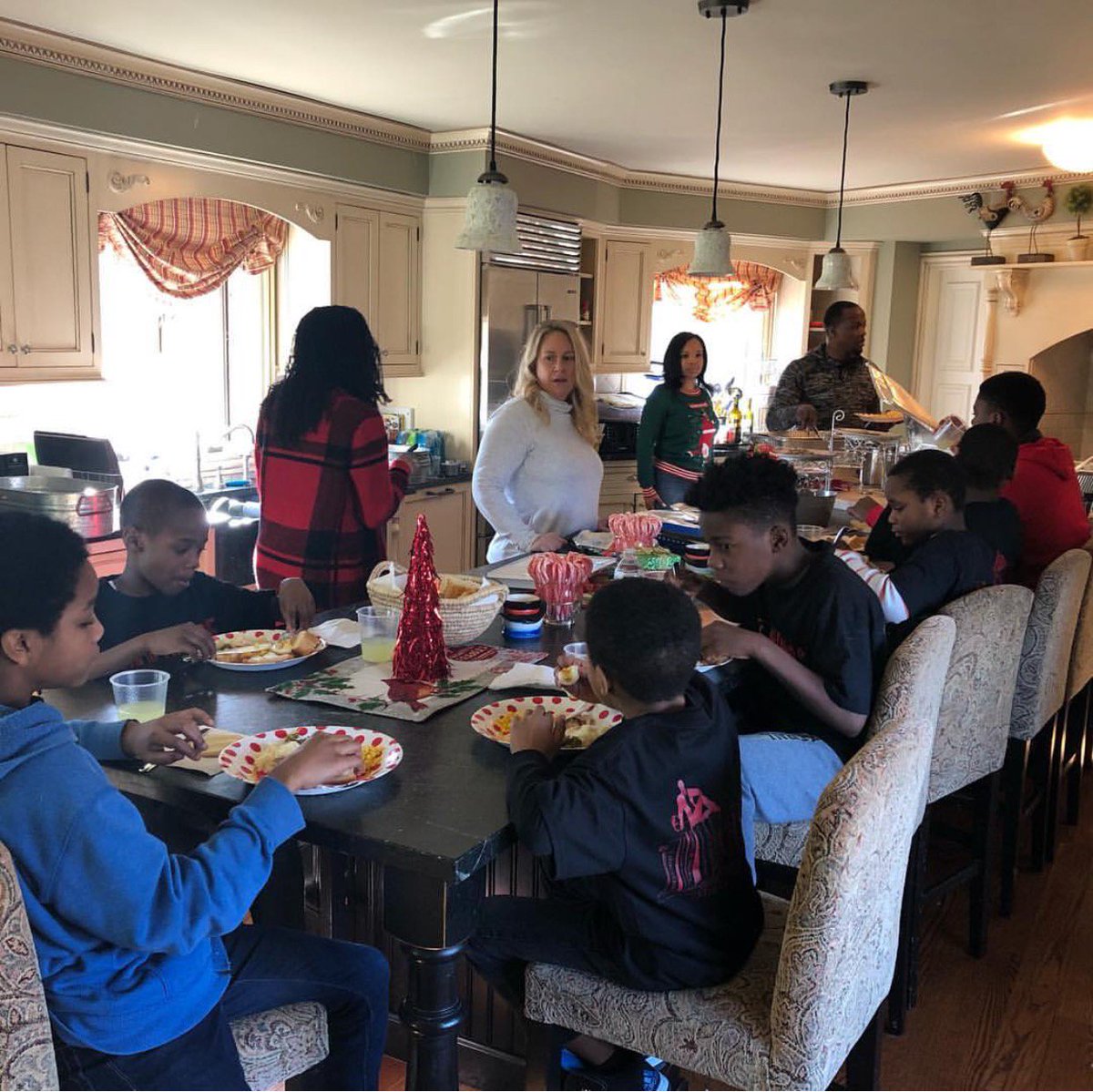 InZoneIllinois's tweet photo. Our annual holiday party with @mopjourneytoselfdiscovery! Thank you for your support and donations! #inzoneproject #inzoneillinois #relentlessfaith 

#Repost @mopjourneytoselfdiscovery with @get_repost
・・・ https://t.co/lnZzXsVLV9