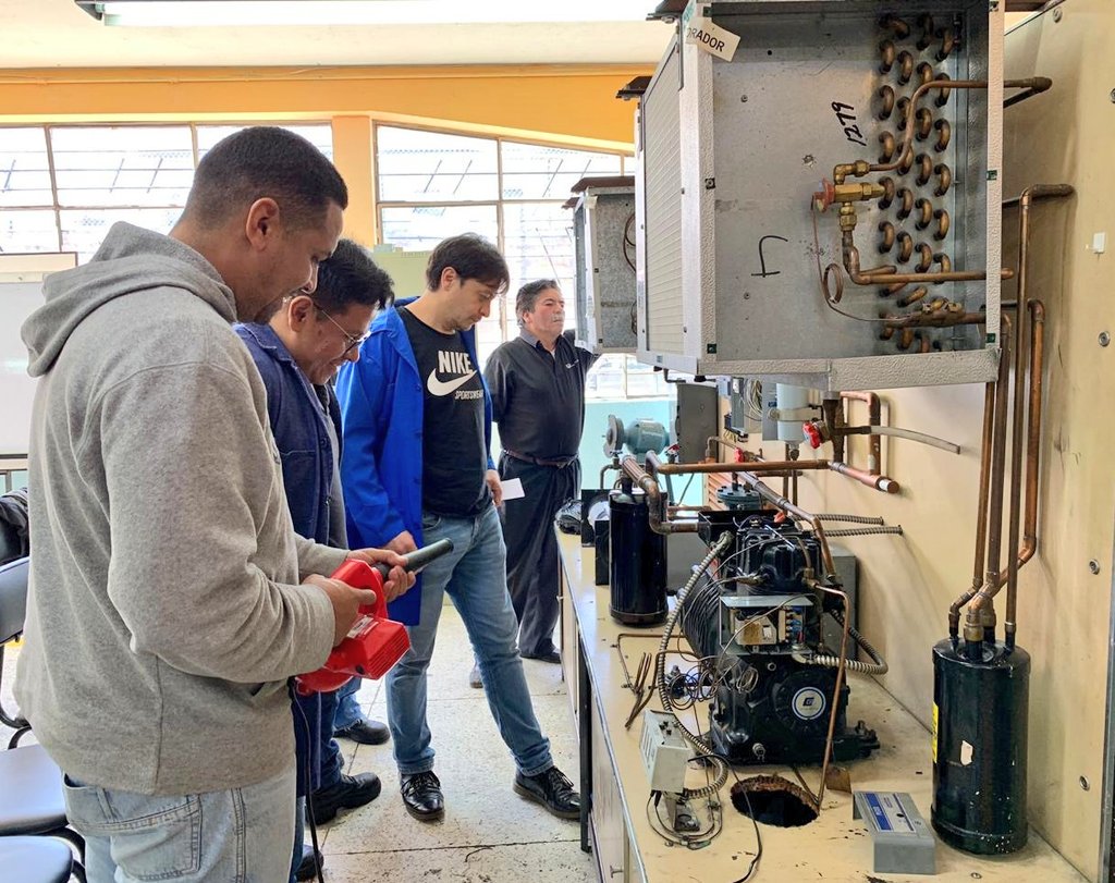 secap_ec's tweet photo. #SecapZonal2 | Estudiantes del curso de 'Mantenimiento y reparación de Equipos de Refrigeración Industrial' realizaron las prácticas de los conocimientos adquiridos, preparándose para el campo laboral.
#CapacítateConSecap https://t.co/NtYmr9mL0U