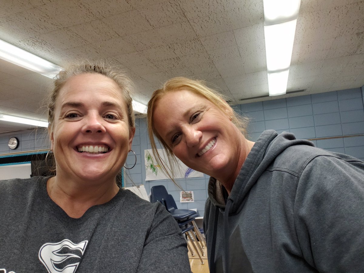MsAmySMSD1's tweet photo. A busy day of packing at @theSMECEC. So excited to be moving to a new building! Dedicated staff!!! #EarlyEdSMSD #ECSEstaffrocks #custodianrocks #patrocks https://t.co/hyIY5Ptc4P