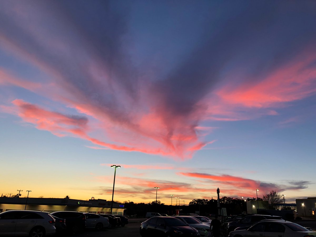 Beautiful sunset at the end of my last day shopping!!! I am DONE and just need to wrap 🎁and bake🍪🥧