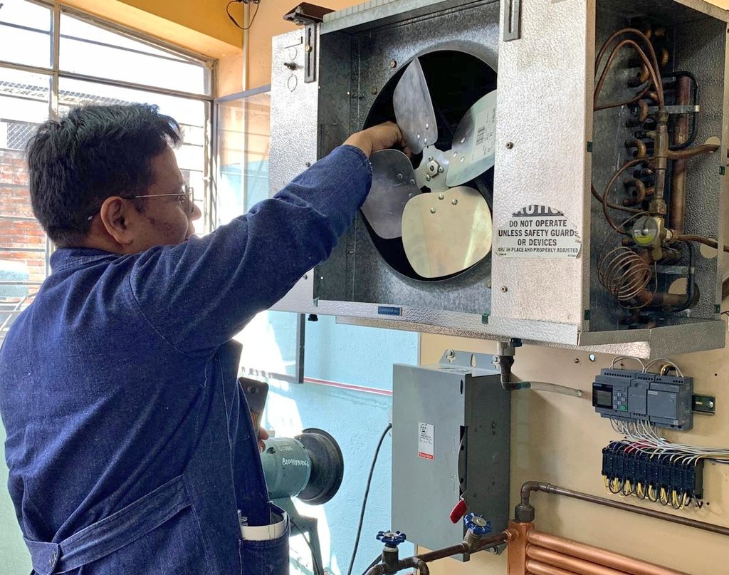 secap_ec's tweet photo. #SecapZonal2 | Estudiantes del curso de 'Mantenimiento y reparación de Equipos de Refrigeración Industrial' realizaron las prácticas de los conocimientos adquiridos, preparándose para el campo laboral.
#CapacítateConSecap https://t.co/NtYmr9mL0U