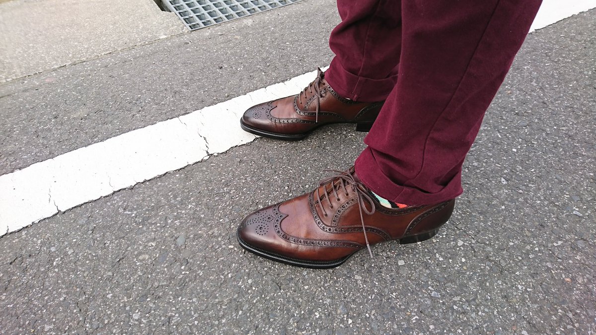 bel729's tweet image. 体調が戻らないのでとりあえず重装備で向かいます。
靴はもちろん #名も無きビジネスシューズ
with #ハッピーソックス
ベルトは #cleaf の芯通し染めブライドルレザー
途中の駅で後輩と合流です