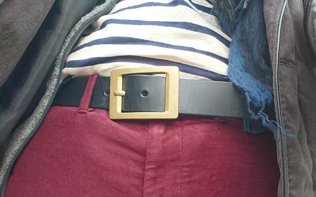 bel729's tweet image. 体調が戻らないのでとりあえず重装備で向かいます。
靴はもちろん #名も無きビジネスシューズ
with #ハッピーソックス
ベルトは #cleaf の芯通し染めブライドルレザー
途中の駅で後輩と合流です